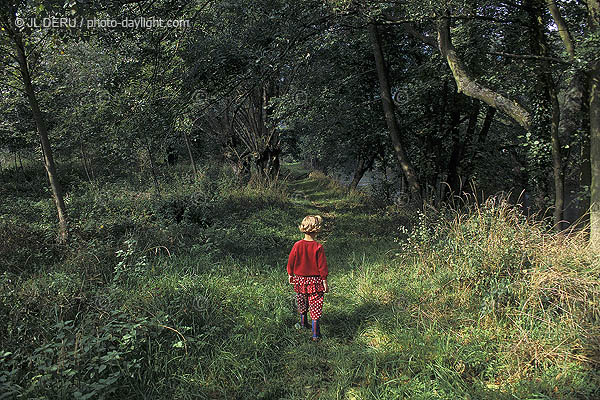 petite fille en promenade - little girl in walk